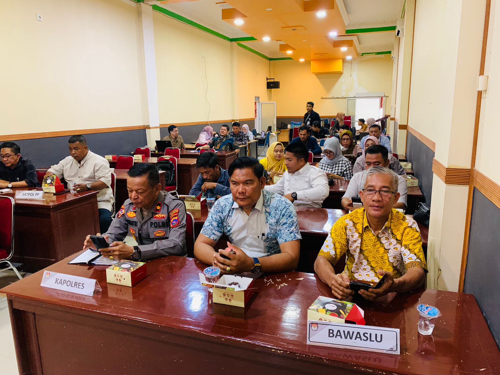 Bawaslu Kabupaten Dharmasraya Menghadiri Kegiatan KPU Kabupaten Dharmasraya Dalam Rangka Rapat Koordinasi Teknis Persiapan Penerimaan Pencalonan Bupati dan Wakil Bupati Dharmasraya Serta Pengenalan Aplikasi Silon Kepada Partai Politik
