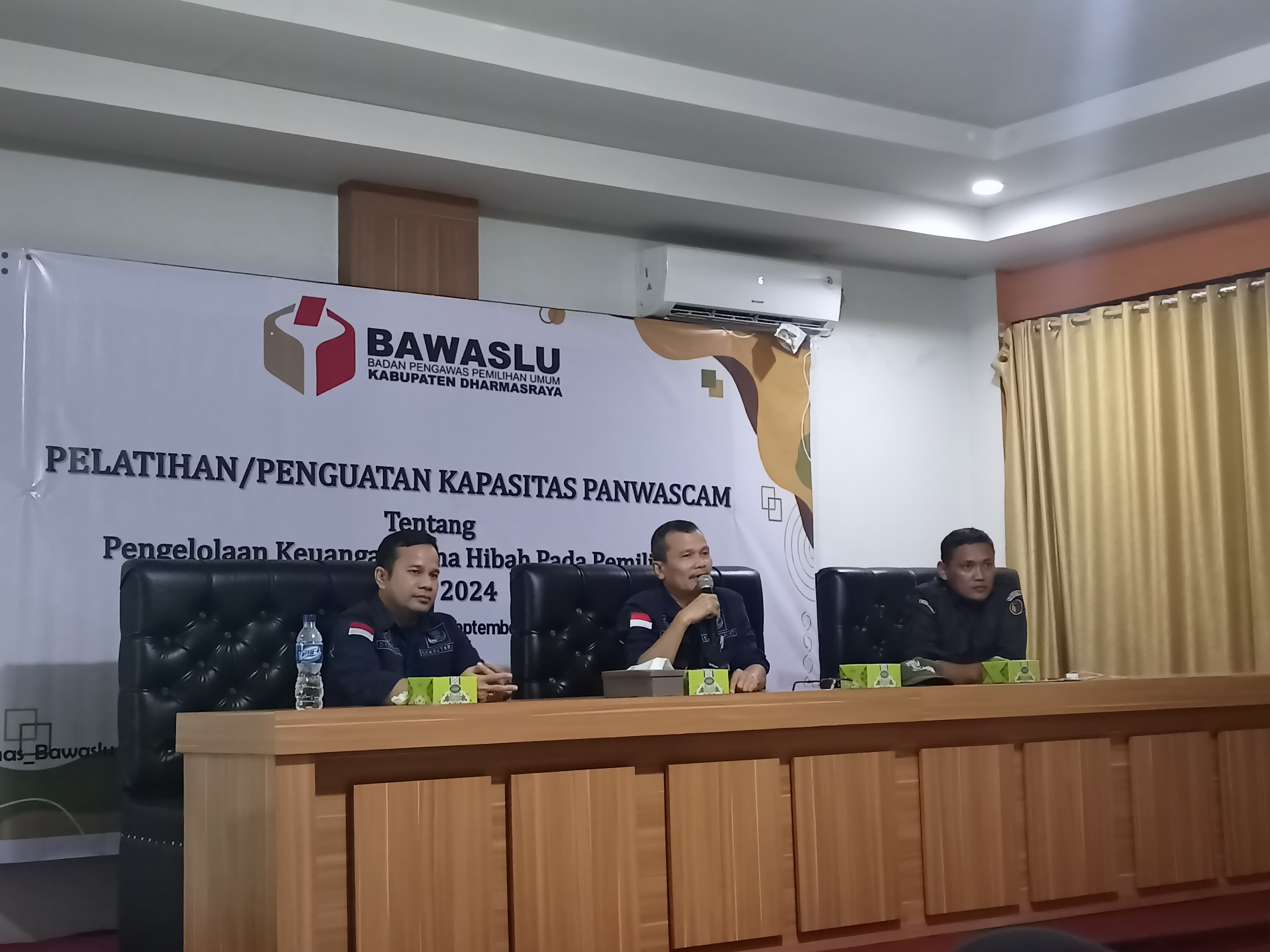 Bawaslu Dharmasraya Adakan Pelatihan/Penguatan Kapasitas Panwaslu Kecamatan se-Kabupaten Dharmasraya Tentang Pengelolaan Keuangan Dana Hibah Pada Pemilihan Tahun 2024